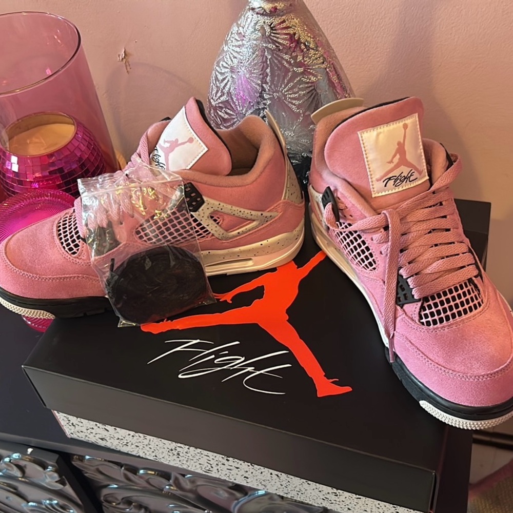 Brand new, Authentic Women’s Jordan 4 Orchid size 9